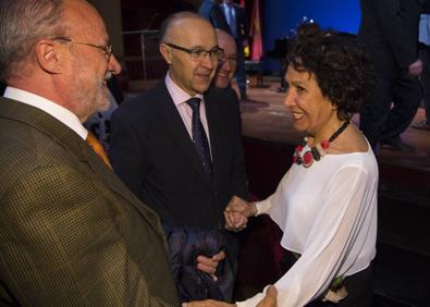 Imagen secundaria 1 - La actriz Lola Herrera charla con Félix Pérez, del grupo Candeal. Irene Santamaría, esposa de Bolaños, saluda al vicepresidente de las Cortes, Ramiro Ruiz Medrano, y al exalcalde Javier León de la Riva. Abajo, Ángel Sánchez y Ana Gallego, del grupo de Teatro Teloncillo.