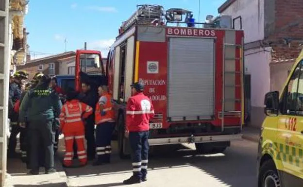 Bomberos, sanitarios y guardias, durante el rescate de los heridos en la vivienda de La Seca.