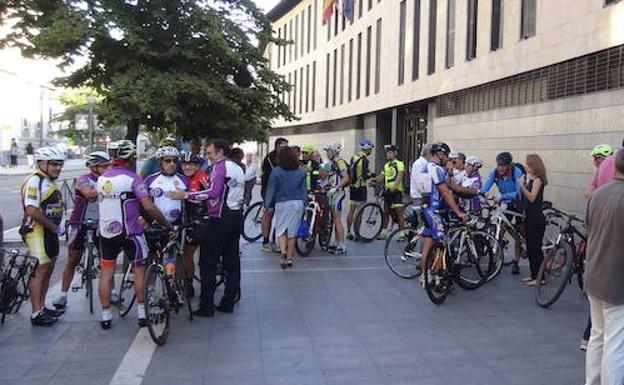 Concentración ciclista frente a los Juzgados el pasado mes de septiembre.