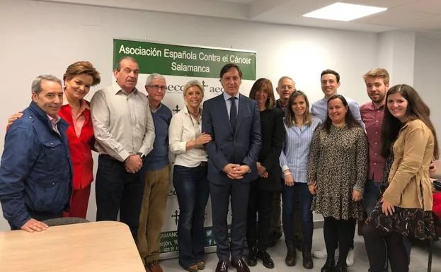 El alcalde de Salamanca, junto a miembros de la junta directiva y trabajadores de la AECC. 