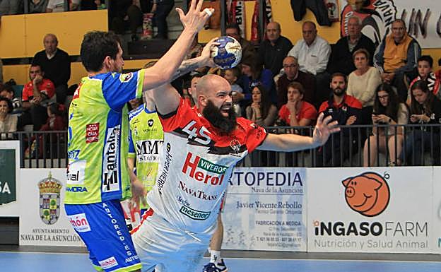 Filipe Martins se lanza a portería ante la defensa zamorana. 