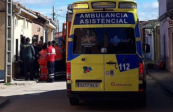 Sanitarios, bomberos y agentes de la Guardia Civil, en la puerta de la vivienda. M