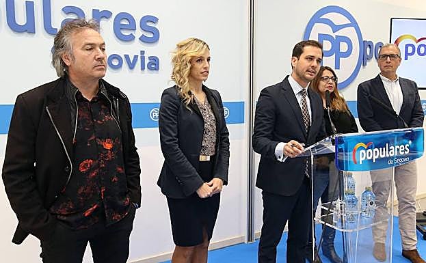 Los nuevos candidatos, con Pablo Pérez en la sede del PP de Segovia.