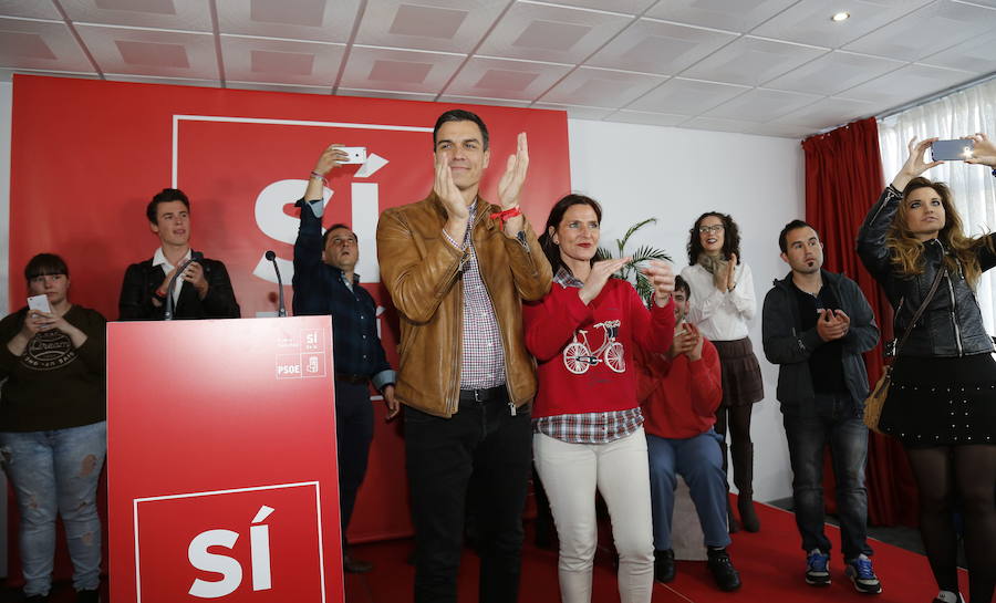 Mariluz Martínez Seijo, junto a Pedro Sánchez, en Palencia en abril de 2017. 