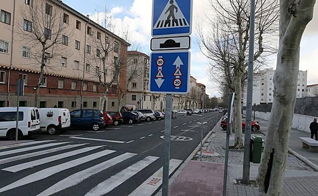 Señales de límite de velocidad y de aviso de un paso de peatones en la avenida de la Constitución, a pocos metros de donde ha tenido lugar el accidente. 