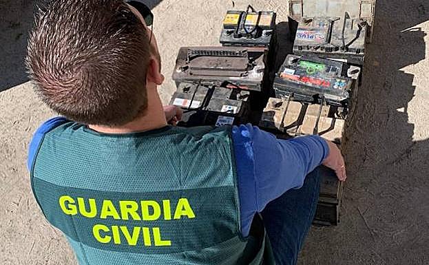 Un agente junto a las baterías recuperadas. 