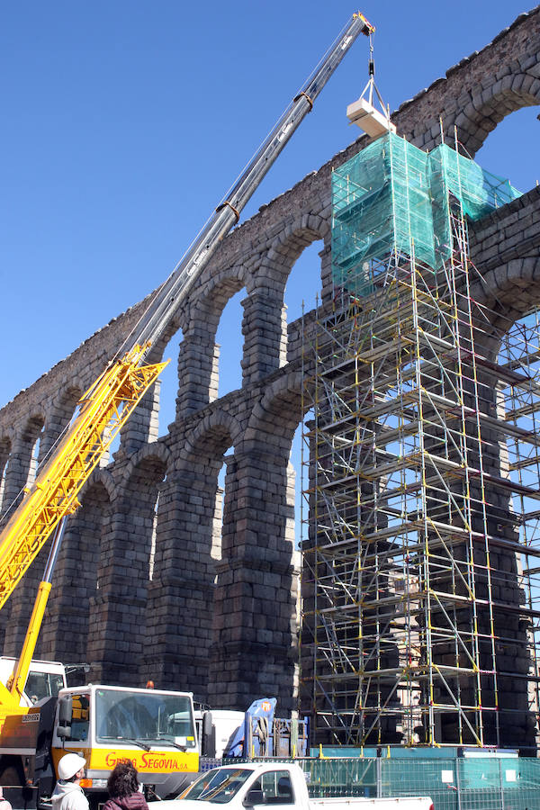 Fotos: Retiran a la Virgen del Acueducto para su restauración