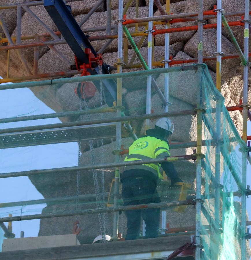 Fotos: Retiran a la Virgen del Acueducto para su restauración