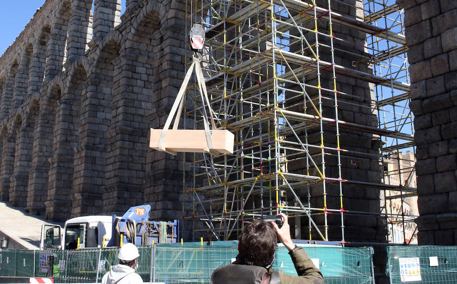 Fotos: Retiran a la Virgen del Acueducto para su restauración