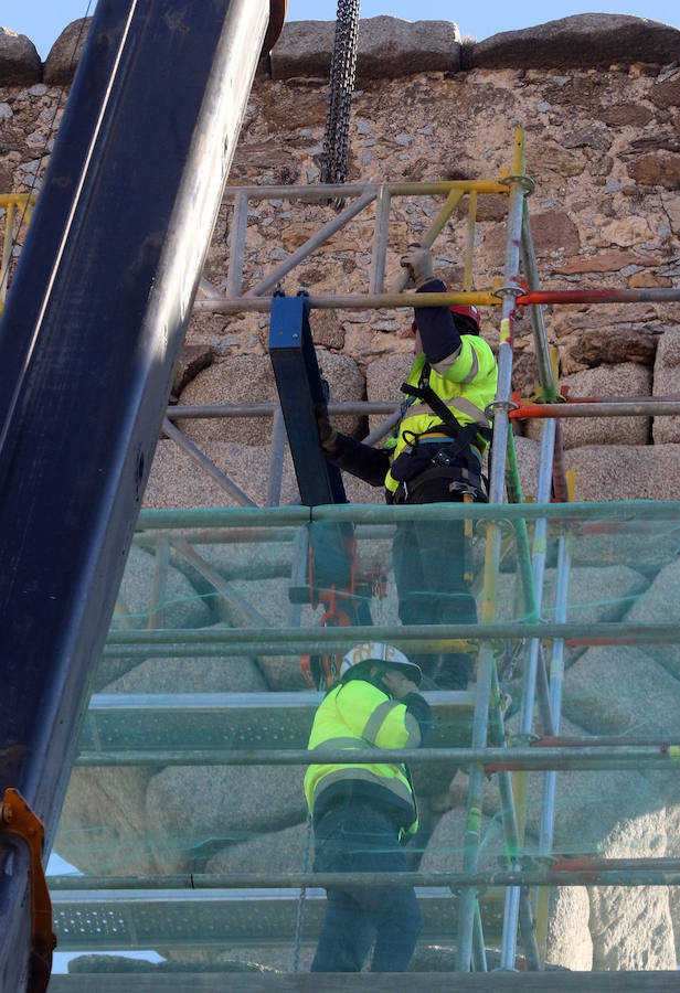 Fotos: Retiran a la Virgen del Acueducto para su restauración