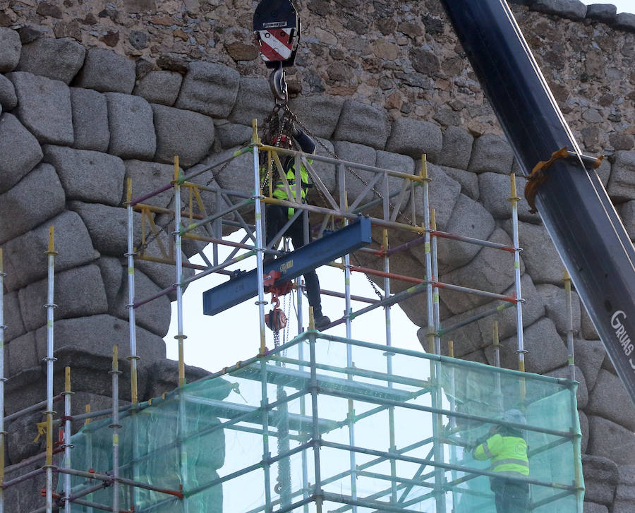 Fotos: Retiran a la Virgen del Acueducto para su restauración