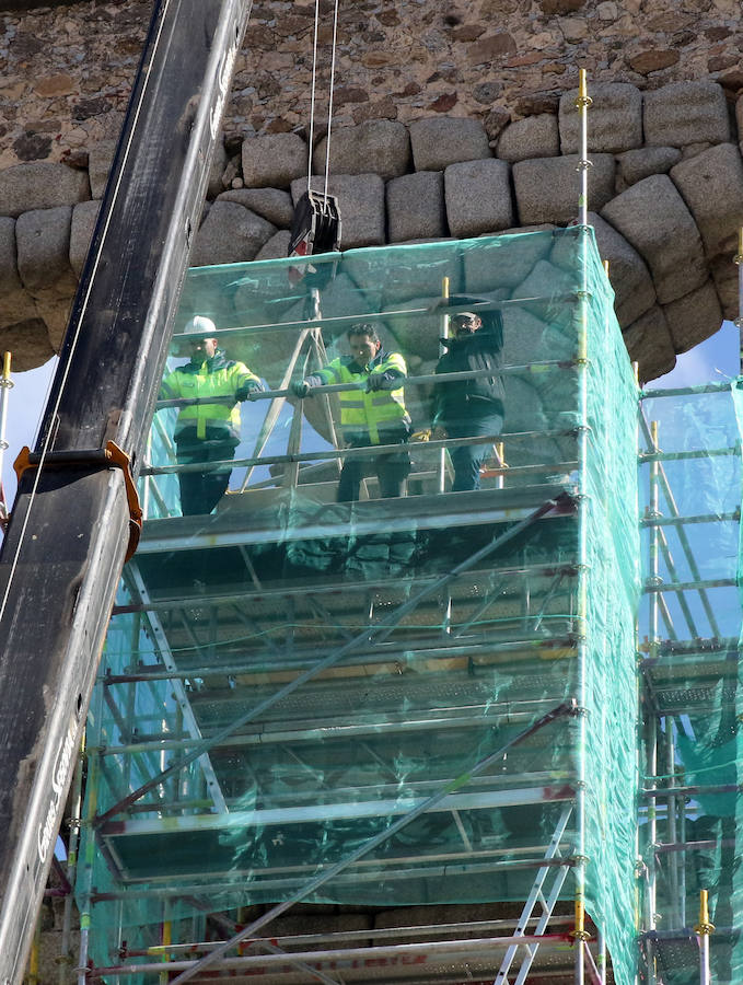 Fotos: Retiran a la Virgen del Acueducto para su restauración
