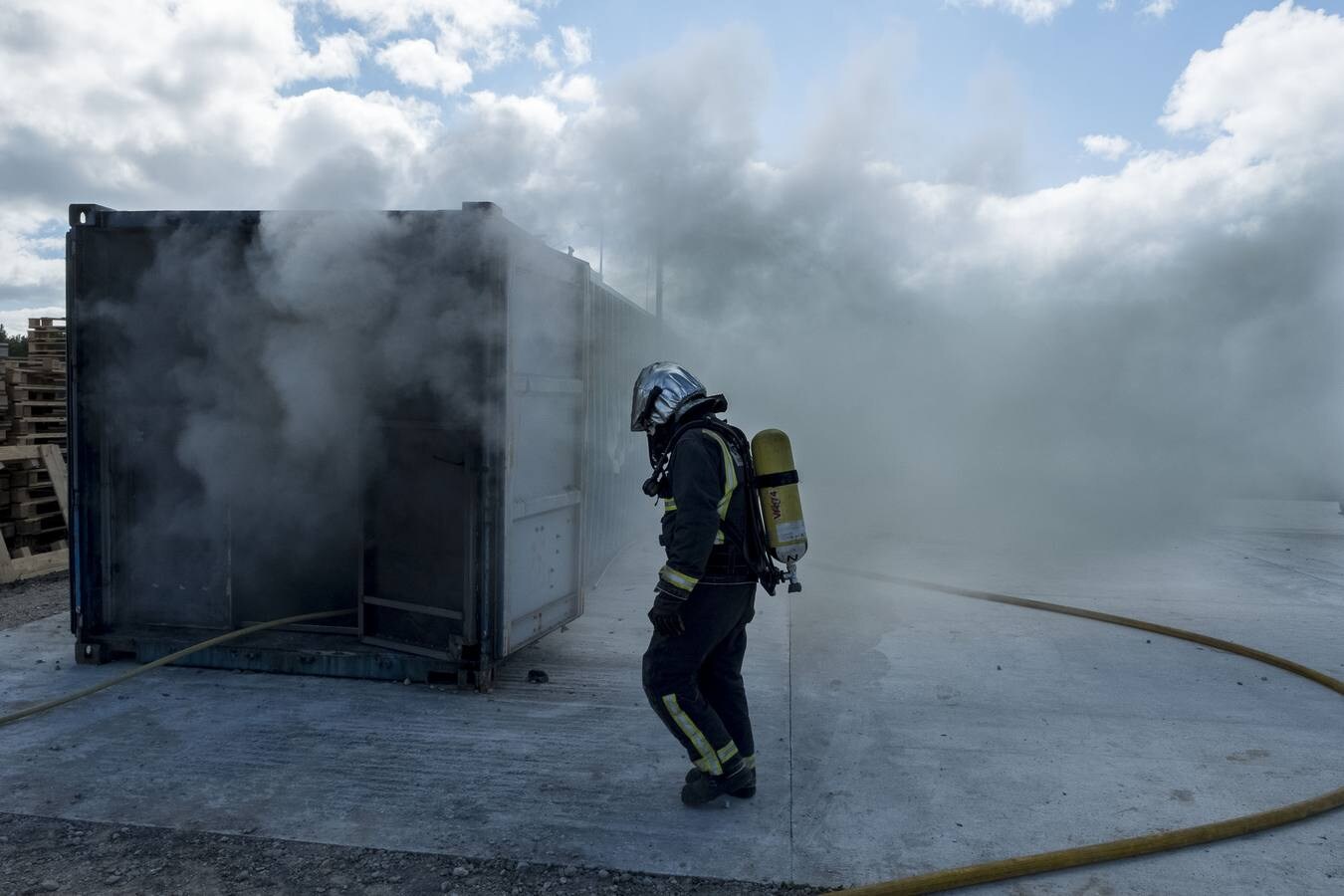 Los bomberos de Valladolid realizan un entrenamiento en el parque de el Rebollar.