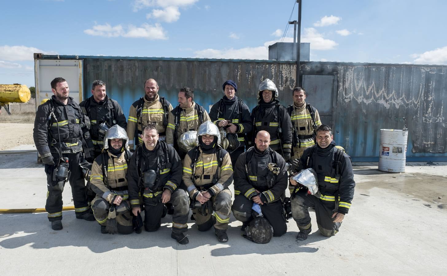 Los bomberos de Valladolid realizan un entrenamiento en el parque de el Rebollar.