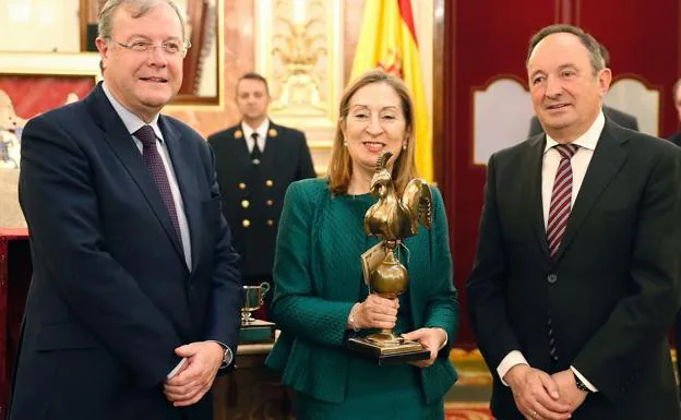 Momento de la entrega del gallo de San Isidoro en el Congreso de los Diputados.