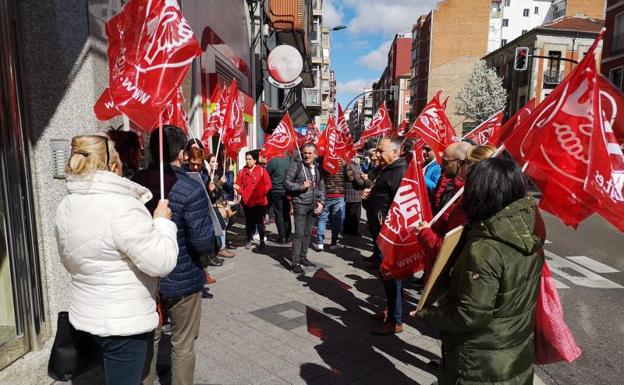 Concentración de apoyo a los empleados de DIA en la tienda de la calle Labradores de Valladolid. 