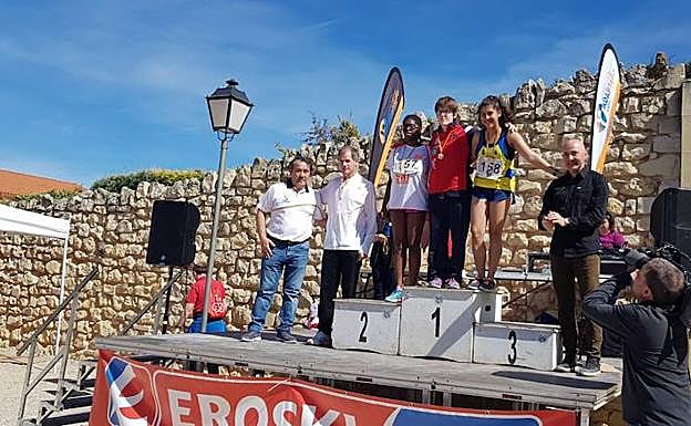 Celia Mesonero, en lo más alto del podio, fue una de las triunfadoras del campeonato.