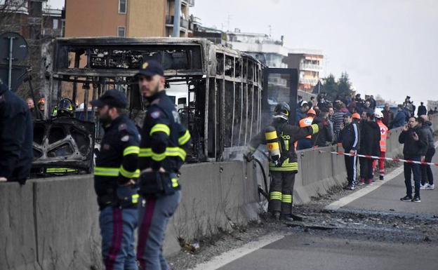 Equipos de emergencia italianos trabajan junto al autobús al que prendió fuego el conductor cerca de Milán.