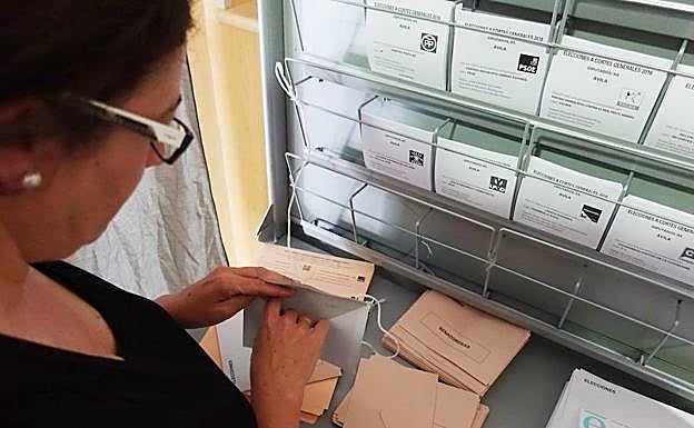 Una señora, mete el voto en el sobre en Avila.