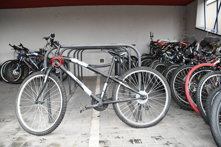 Medio centenar de bicicletas esperan a sus propietarios en el depósito municipal de Valladolid. Las 18 que se ven en esta galería de fotos y sus descripciones completas se pueden ver en la web de biciregistro.es