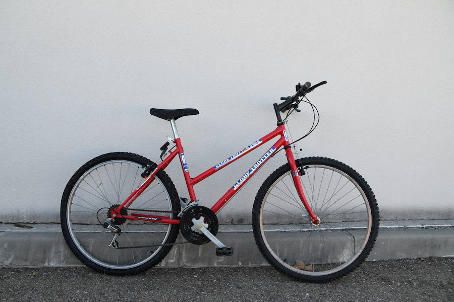 Medio centenar de bicicletas esperan a sus propietarios en el depósito municipal de Valladolid. Las 18 que se ven en esta galería de fotos y sus descripciones completas se pueden ver en la web de biciregistro.es