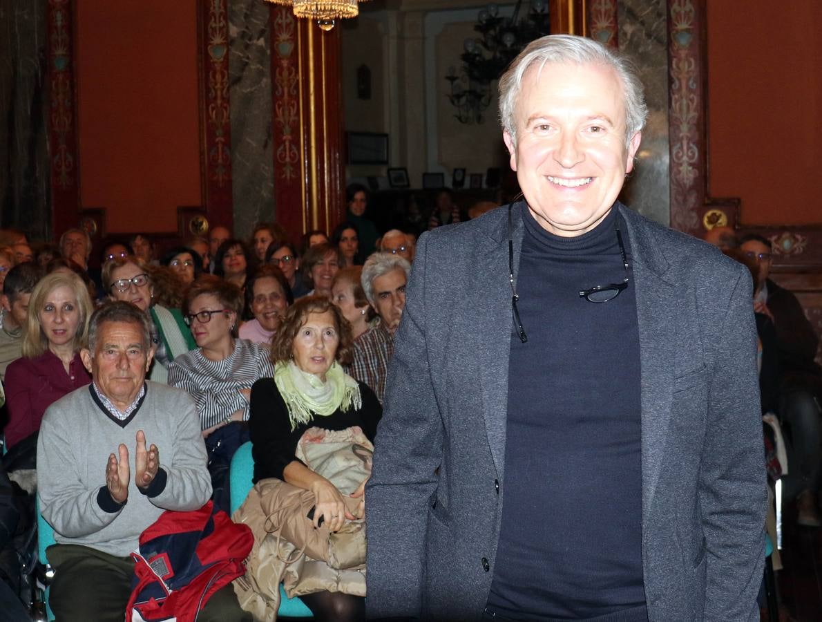 Emilio del Río ha protagonizado este jueves una suerte de conferencia cómica y lúdica sobre la etimología y los parentescos de nuestras palabras más comunes provenientes del latín.