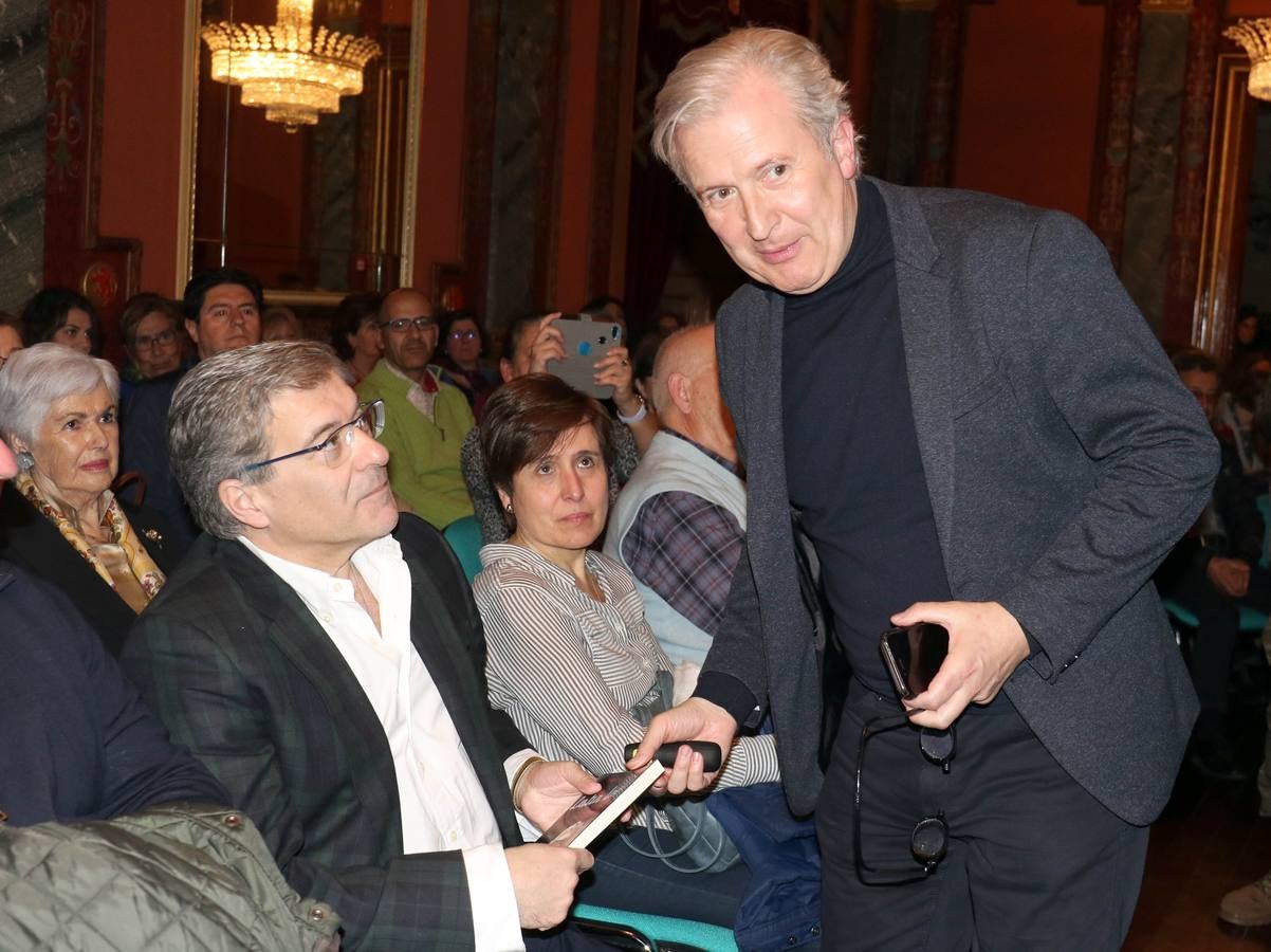 Emilio del Río ha protagonizado este jueves una suerte de conferencia cómica y lúdica sobre la etimología y los parentescos de nuestras palabras más comunes provenientes del latín.
