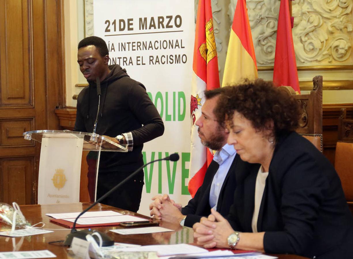 El salón de recepciones del Ayuntamiento de Valladolid ha acogido el acto para conmemorar el Día Internacional contra el Racismo.