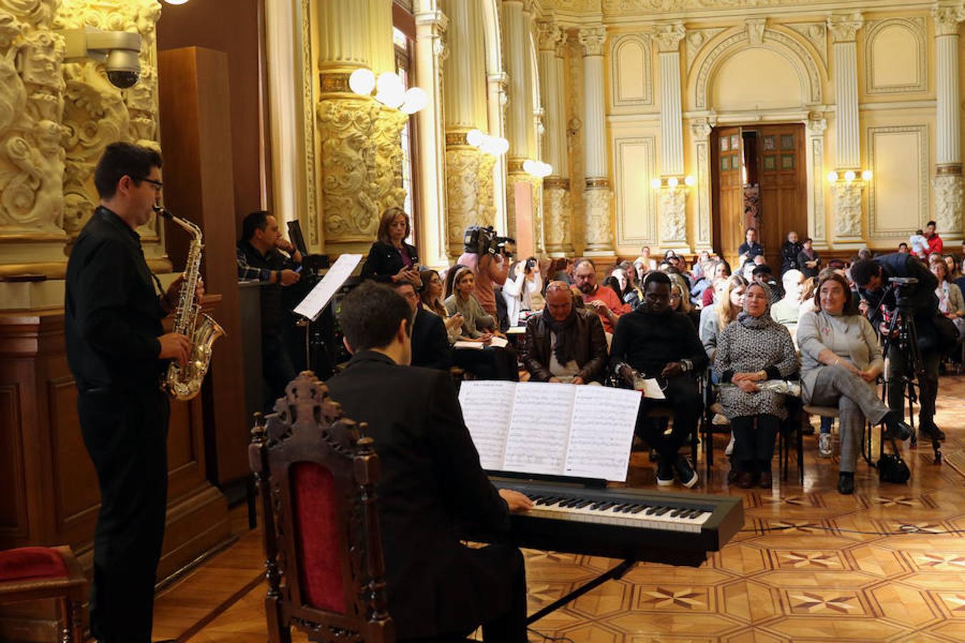 El salón de recepciones del Ayuntamiento de Valladolid ha acogido el acto para conmemorar el Día Internacional contra el Racismo.