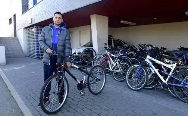 José María Barrientos, con su bicicleta, en el depósito municipal.