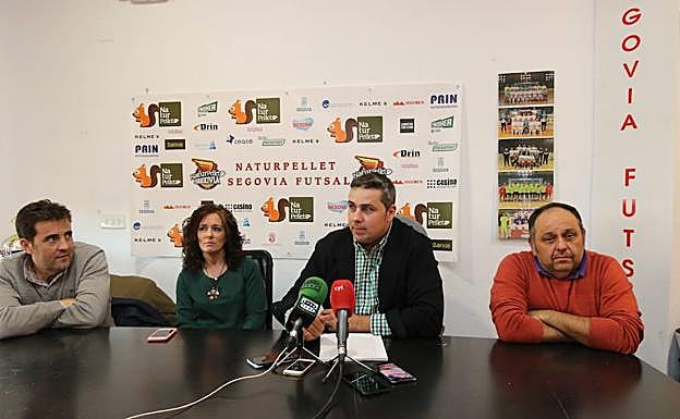 José Luis Herrero, primero por la izquierda, durante la dimisión de la directiva el pasado mes de diciembre.