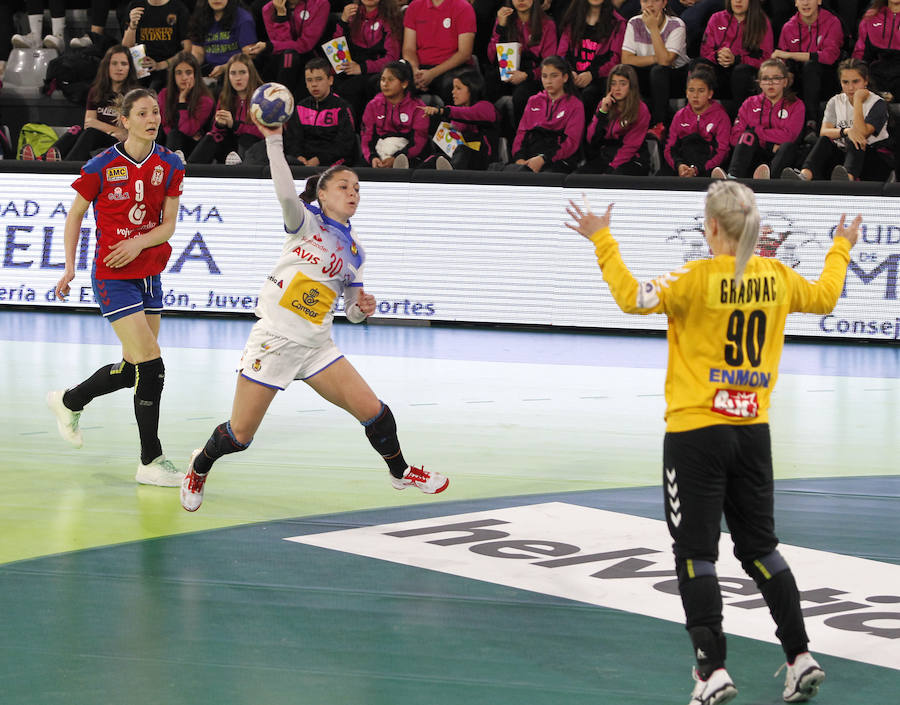 Fotos: Las Guerreras ganan a Serbia en su segundo partido en Palencia (31-28) 1/2