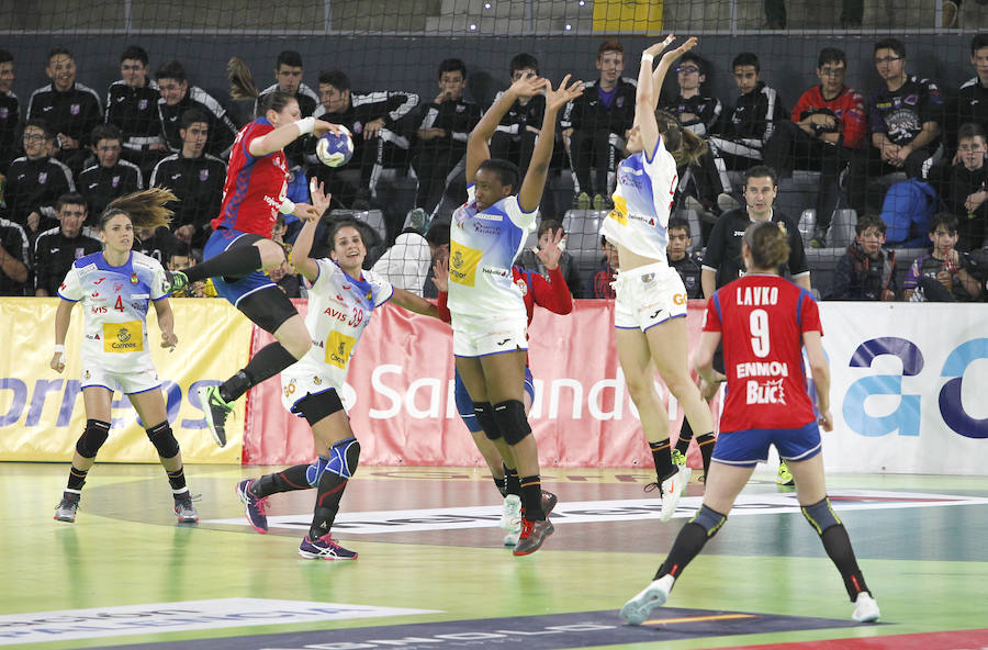 Fotos: Las Guerreras ganan a Serbia en su segundo partido en Palencia (31-28) 1/2