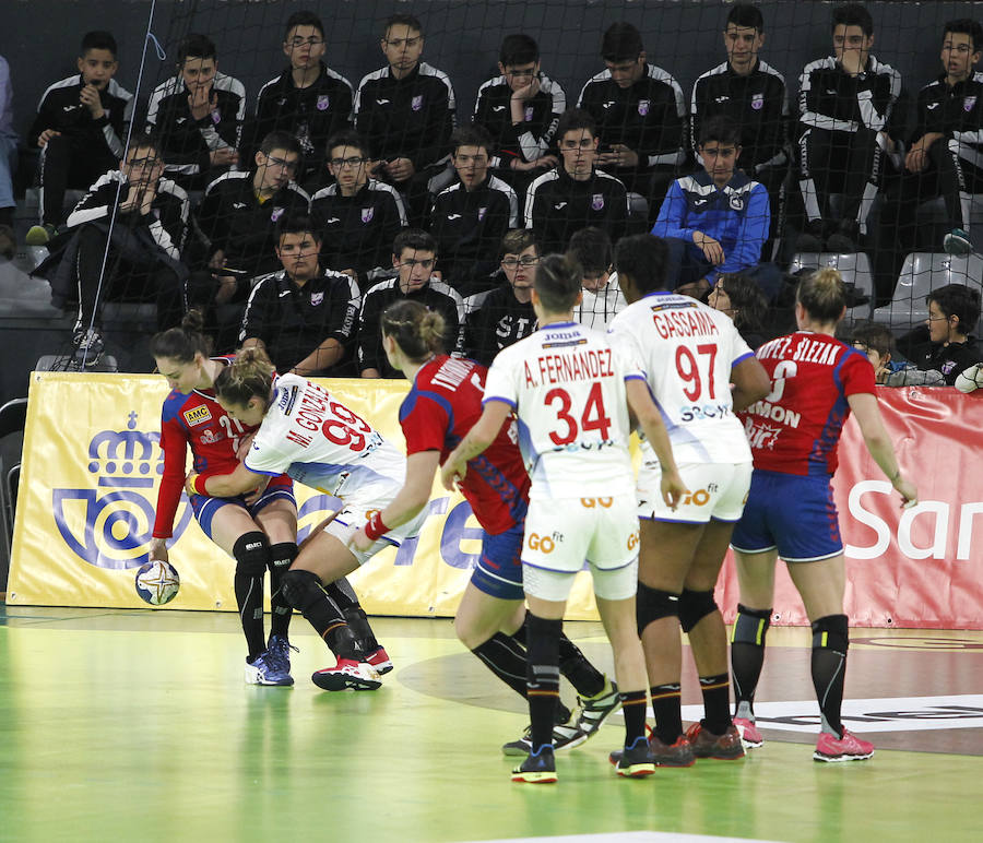Fotos: Las Guerreras ganan a Serbia en su segundo partido en Palencia (31-28) 1/2
