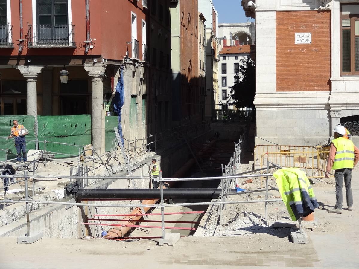 Obras para sacar las rampas del aparcamiento de la Plaza Mayor en las calles Jesús y Manzana.