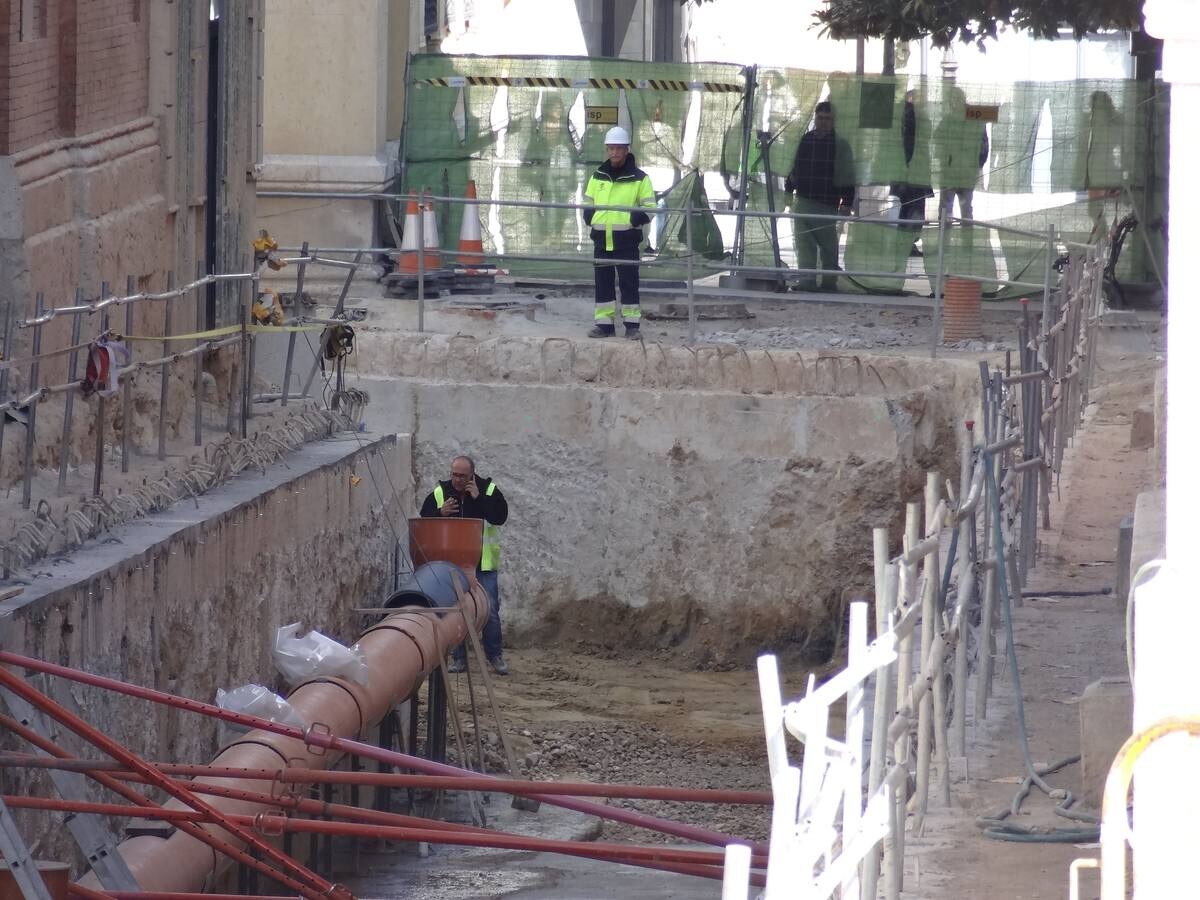 Obras para sacar las rampas del aparcamiento de la Plaza Mayor en las calles Jesús y Manzana.