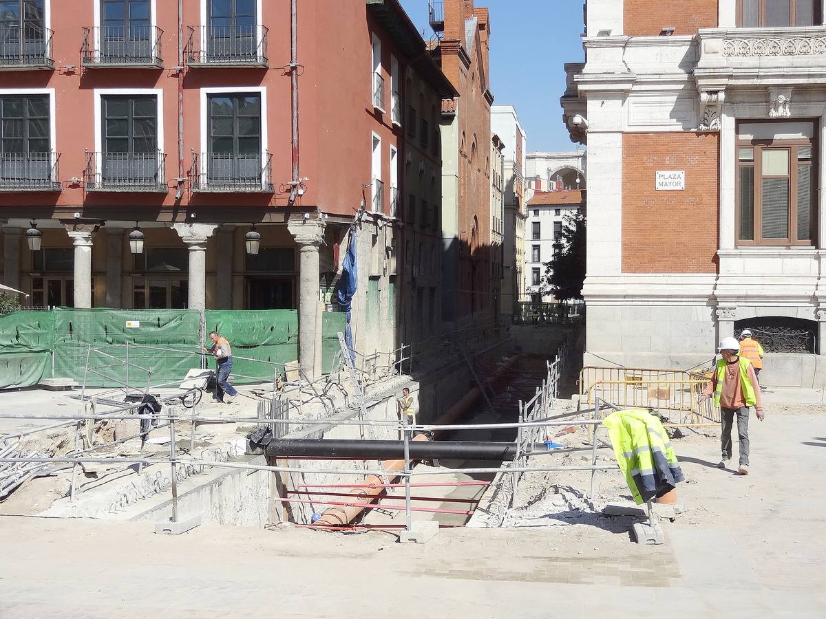 Obras para sacar las rampas del aparcamiento de la Plaza Mayor en las calles Jesús y Manzana.