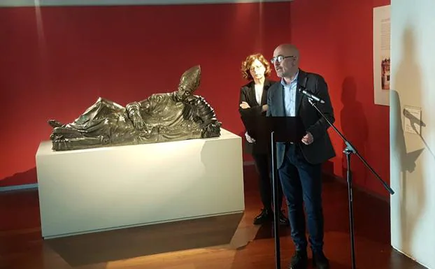 Manuel Arias, subdirector del Museo Nacional de Escultura, explica detalles de la pieza junto a la directora, María Bolaños. 