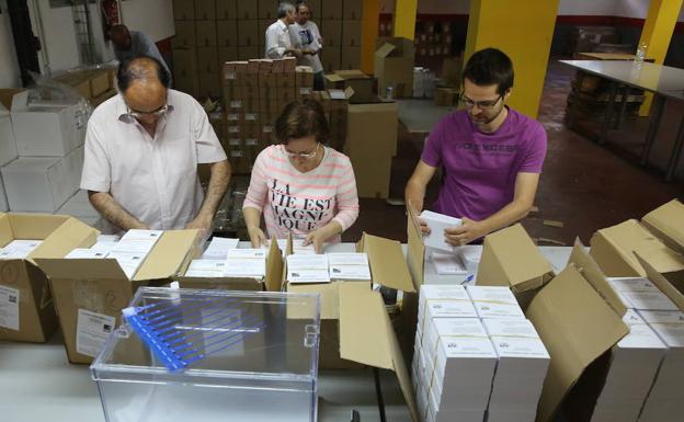 Empleados de la Delegación del Gobierno en Castilla y León preparan la documentación para las elecciones de 2016. 