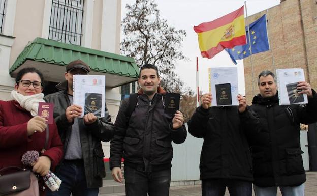 Familias felices vuelven a España tras recibir salvoconductos a bebés en Kiev. 