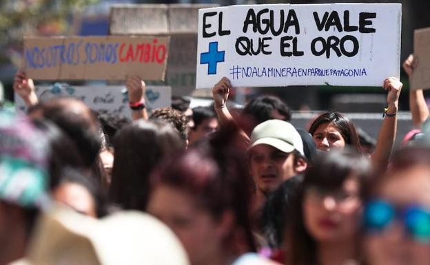 Manifestantes durante una marcha en pro del medio ambiente y para generar consciencia del cambio climático en Santiago (Chile). 