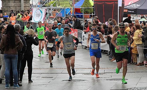 Un grupo de atletas llega a meta durante la pasada edición de la Media Maratón.