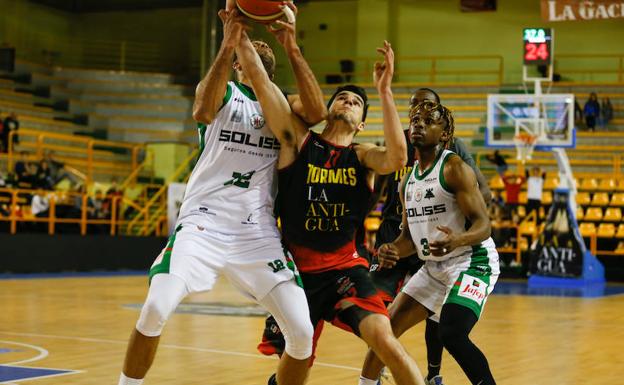 Ramírez pugna por el balón con dos rivales de La Roda. 