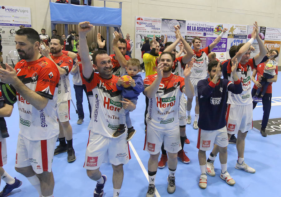 Fotos: Gran victoria del Balonmano Nava ante Alarcos que le coloca a un paso de la Liga Asobal