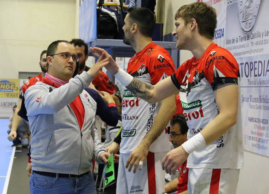 Fotos: Gran victoria del Balonmano Nava ante Alarcos que le coloca a un paso de la Liga Asobal