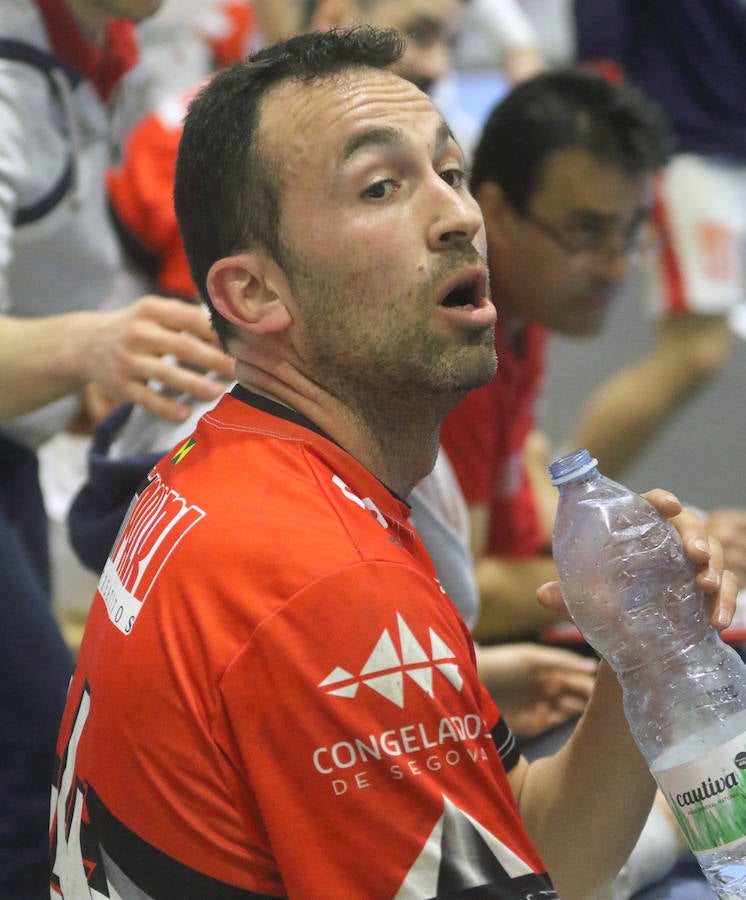 Fotos: Gran victoria del Balonmano Nava ante Alarcos que le coloca a un paso de la Liga Asobal