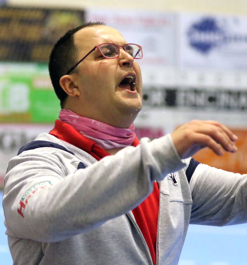 Fotos: Gran victoria del Balonmano Nava ante Alarcos que le coloca a un paso de la Liga Asobal
