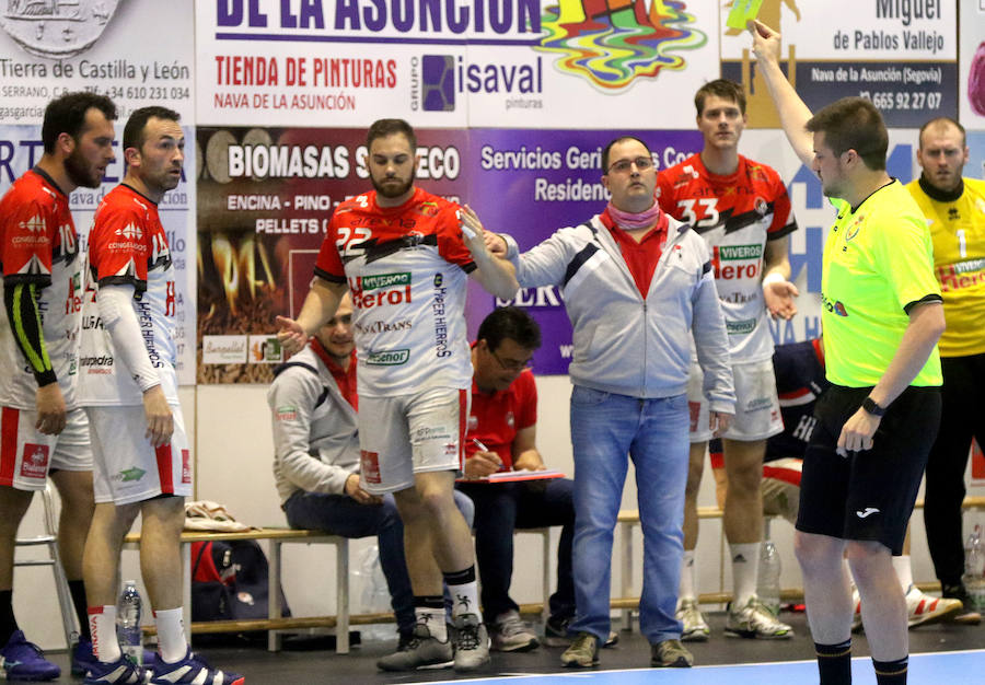 Fotos: Gran victoria del Balonmano Nava ante Alarcos que le coloca a un paso de la Liga Asobal