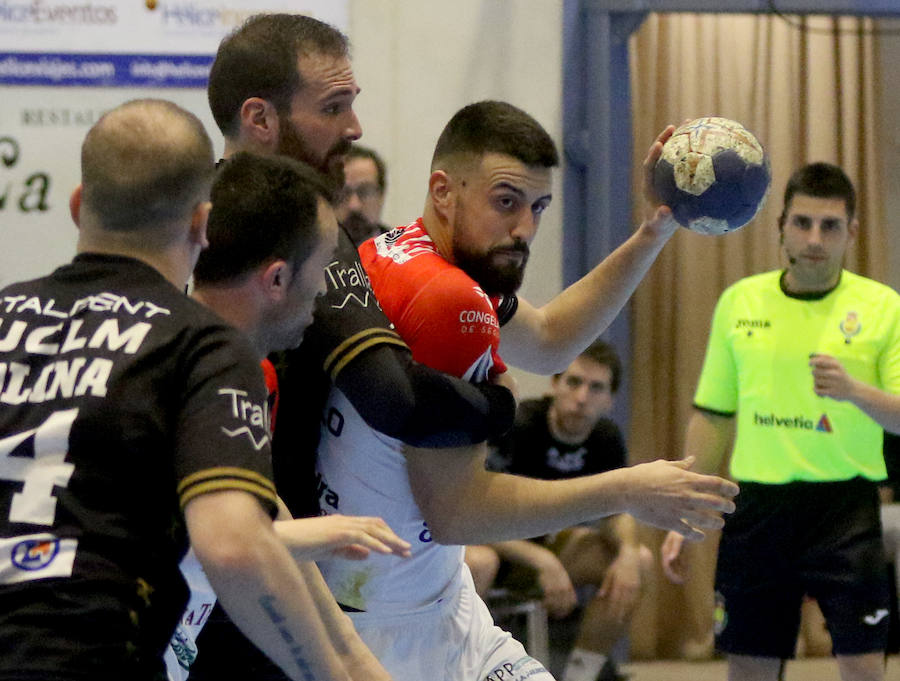 Fotos: Gran victoria del Balonmano Nava ante Alarcos que le coloca a un paso de la Liga Asobal