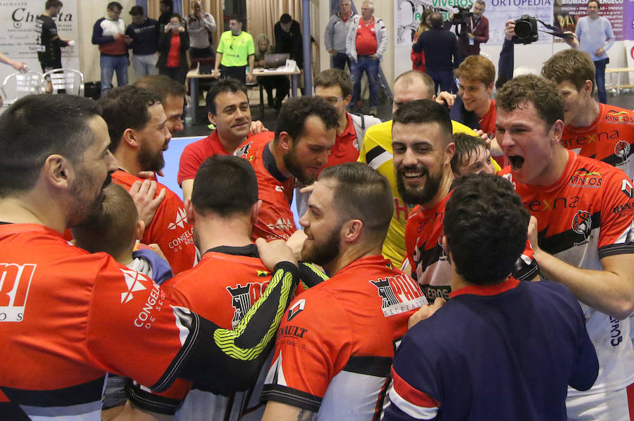 Fotos: Gran victoria del Balonmano Nava ante Alarcos que le coloca a un paso de la Liga Asobal